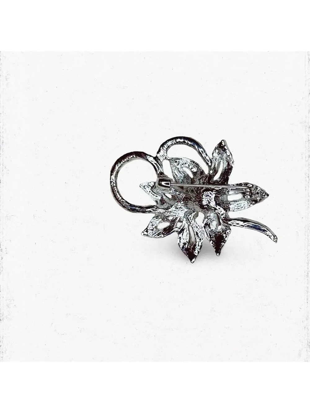 165. Silvertone Glass Bling Flower Brooch